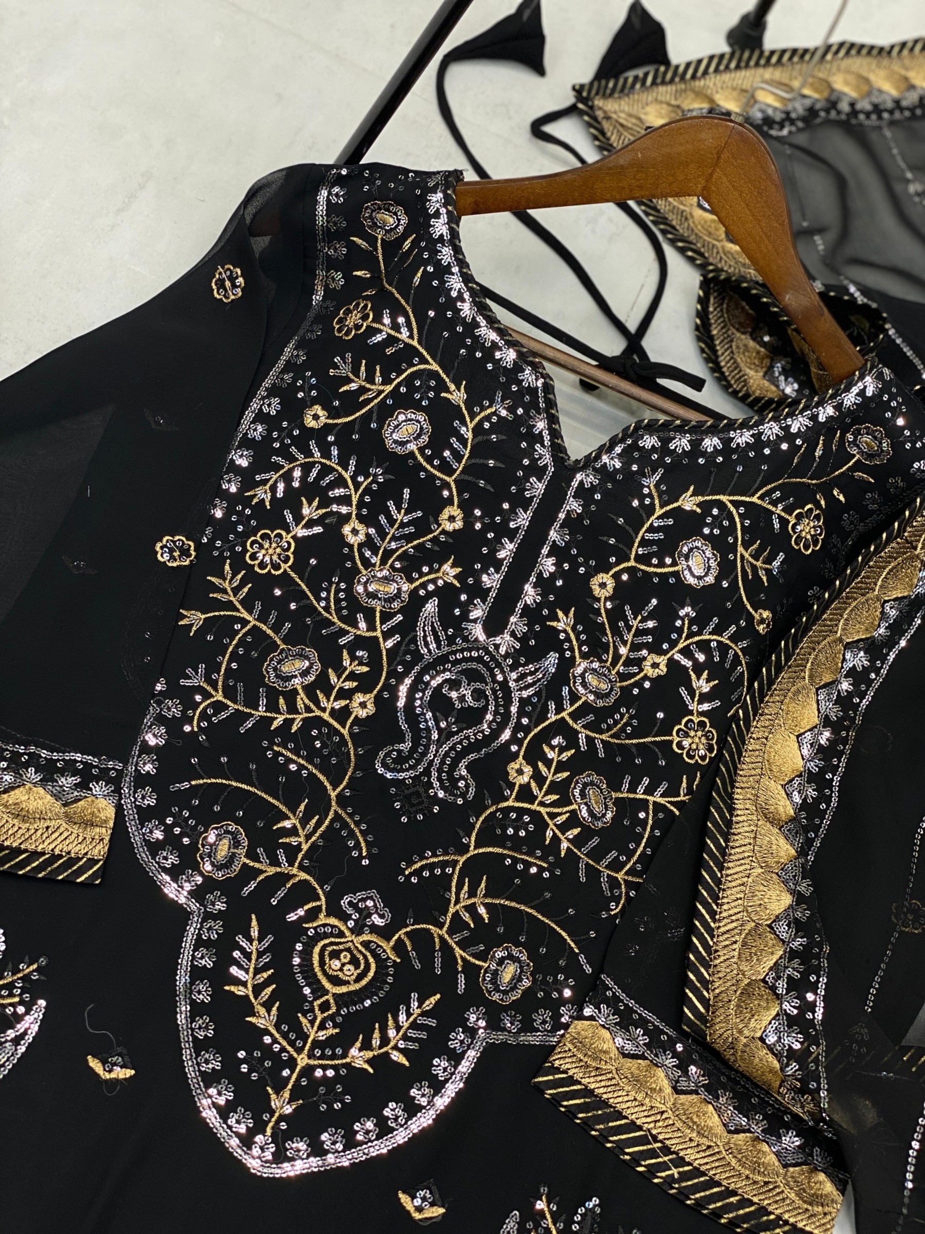 BE 300 READYMADE PAKISTANI SUITS 