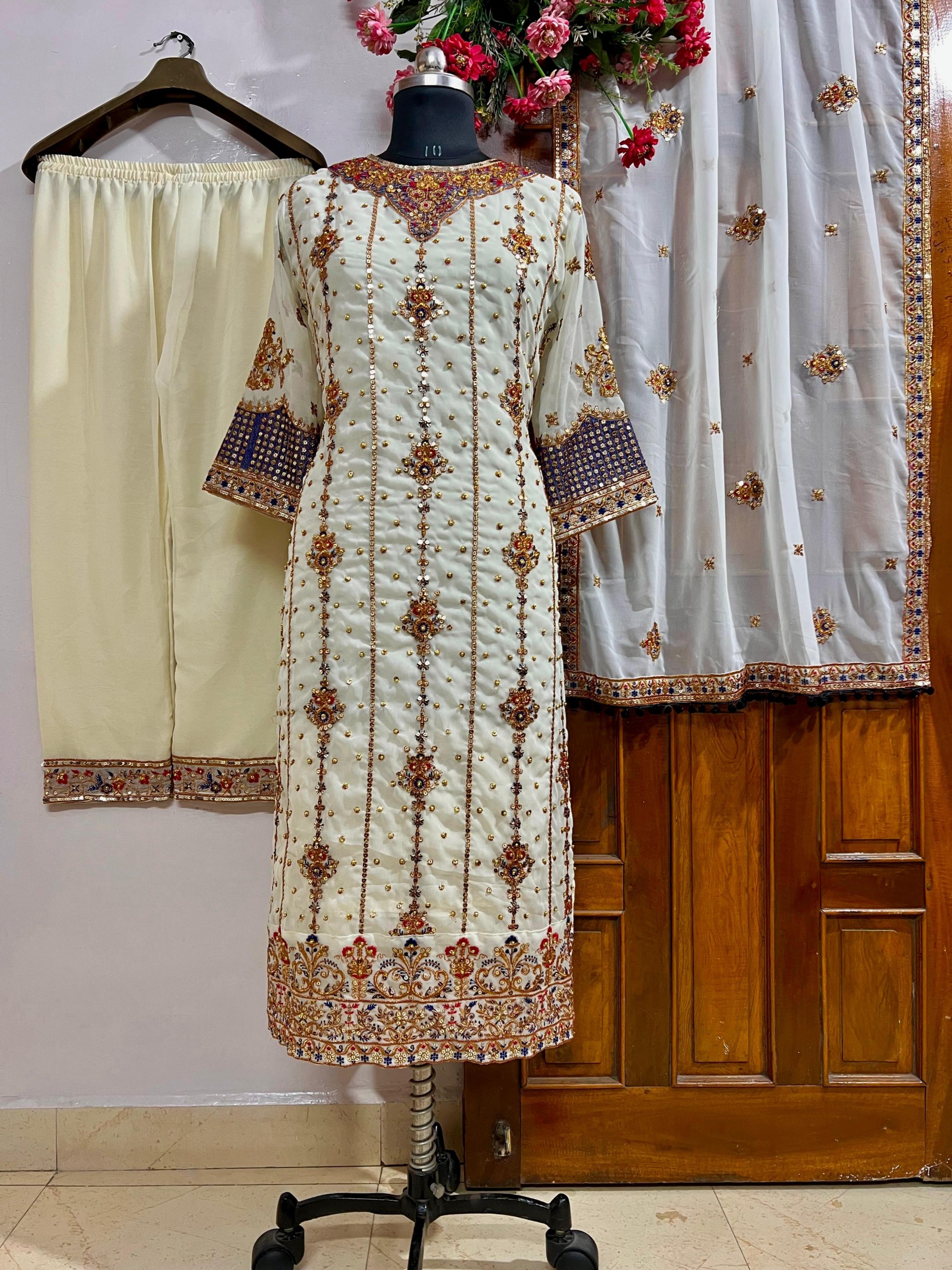 LC 1342 READYMADE FANCY PAKISTANI SUITS
